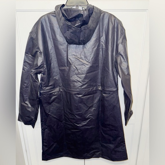 New! Fabletics Kenna Convertible Rain Jacket
Color: Deep Navy Travel Long/Short - Picture 6 of 16